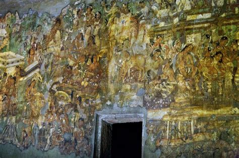 De Ajanta-Muur van de Koningin! Een Betoverende Fusie van Religieuze Verhalen en Elegantes Snijwerk.