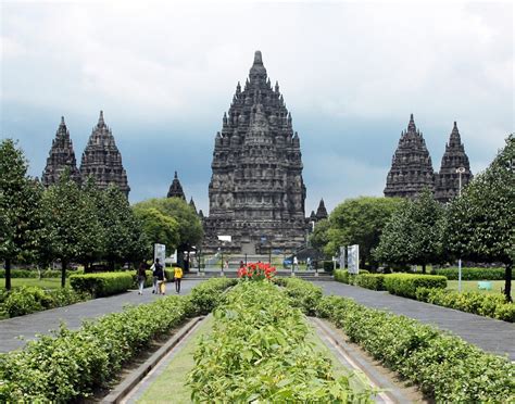 De Prambanan Temple: Een Mythische Ode aan Hindoeïstische Goden en Architectonische Verrukking!